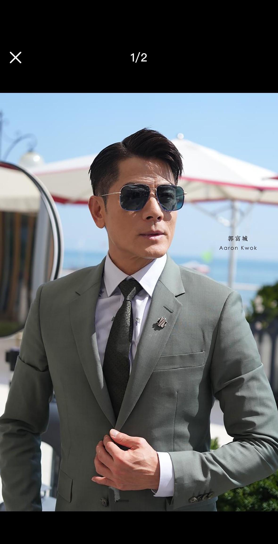 郭富城威尼斯电影节造型杀疯了！他一身浅灰西装搭配太阳镜，干练又贵气；换上海蓝礼