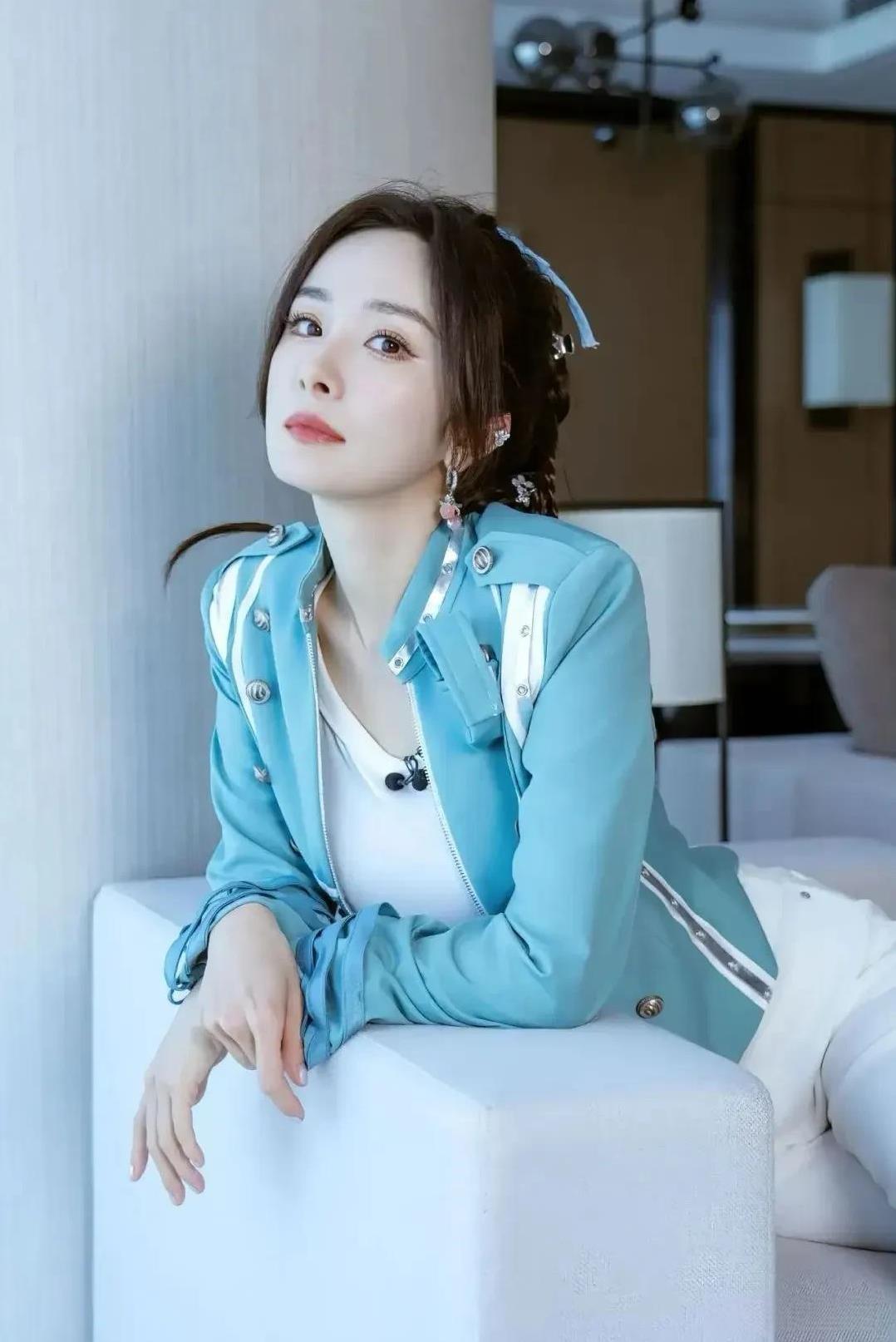 杨幂浅蓝短外套搭白T，编发灵动，或慵懒托腮、或活力比耶，身材凹凸藏不住，美到开挂