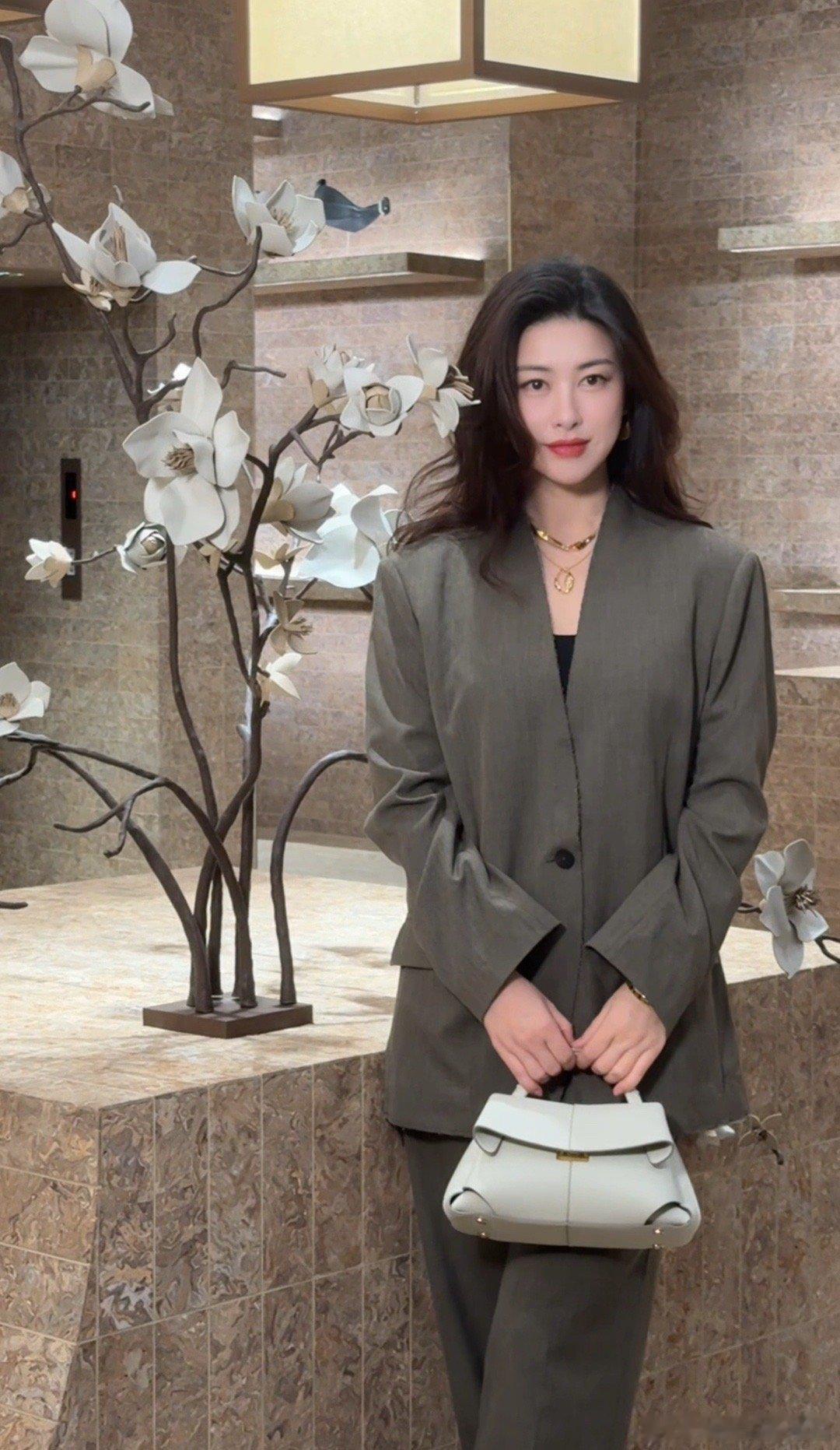 朱珠廓形西装大波浪朱珠活动亮相气场全开！廓形西装自带高级感，大波浪卷发温柔又大