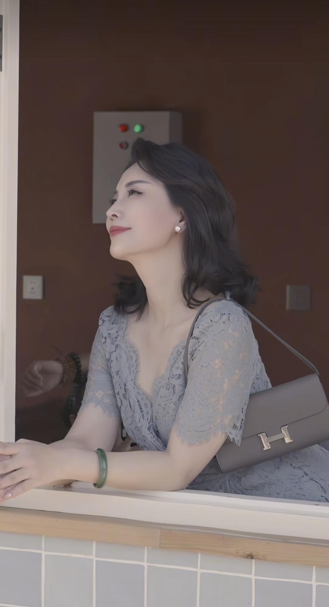 秋天的日光也开始清柔了，恰似你的眼神。什么样的女性才叫有气质?分享街拍佳人