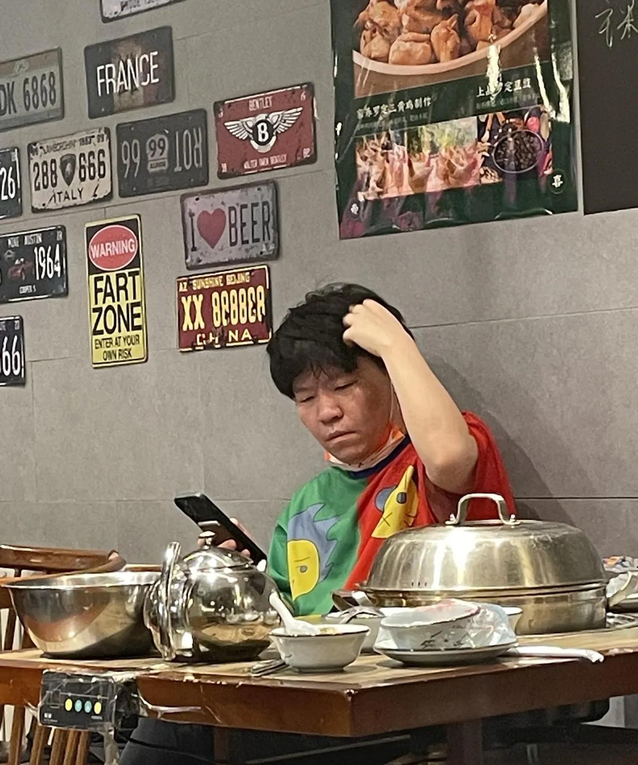 常石磊有点像我舅妈！不敢说长得一模一样，我敢说确实长得很像。看着他有点焦虑，感觉