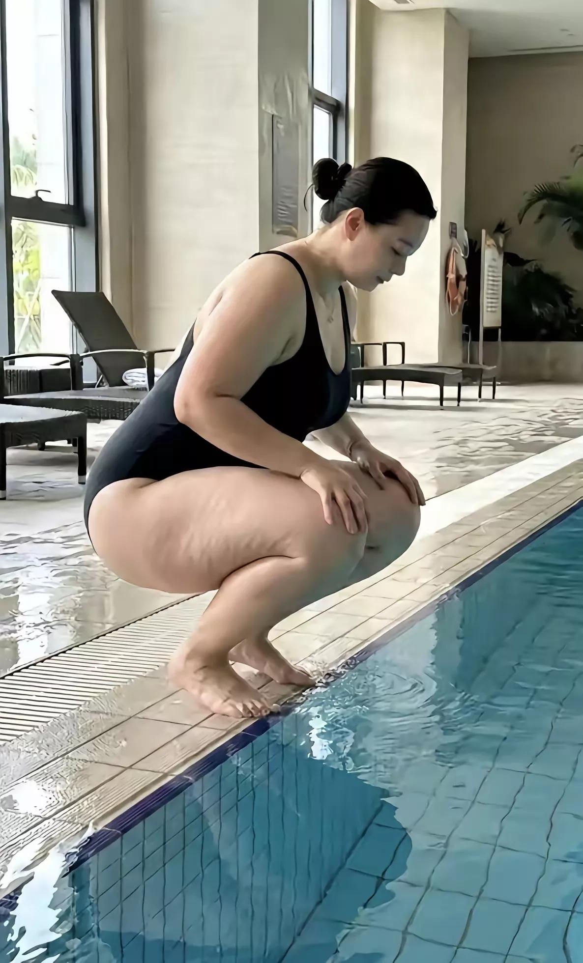 好想悄悄走到她身后，轻轻推她一把啊！没有坏心思，就是有点强迫症，觉得既然已经穿成