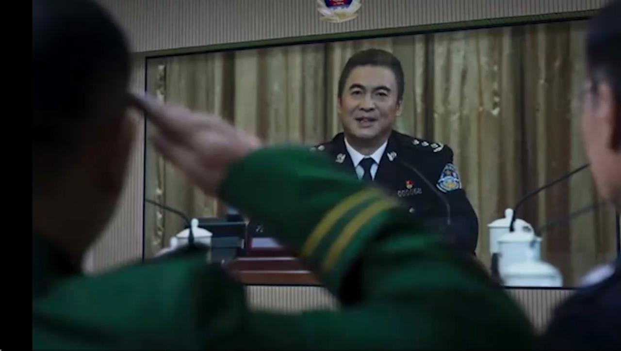 大校给一级警监敬礼，这样正常吗？并且一级警监都没有站起来回敬礼，而是点头示意而已