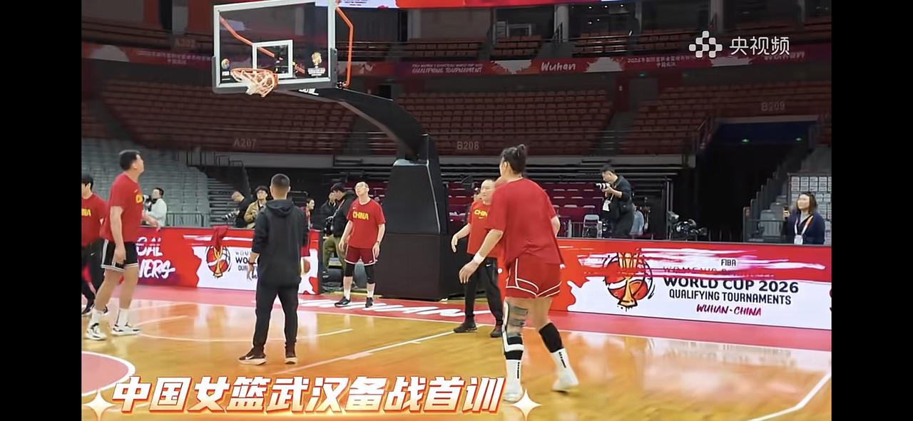 中国女篮今天会以何阵容首发？从当前的十二人大名单和所有球员在刚刚过去的比赛中