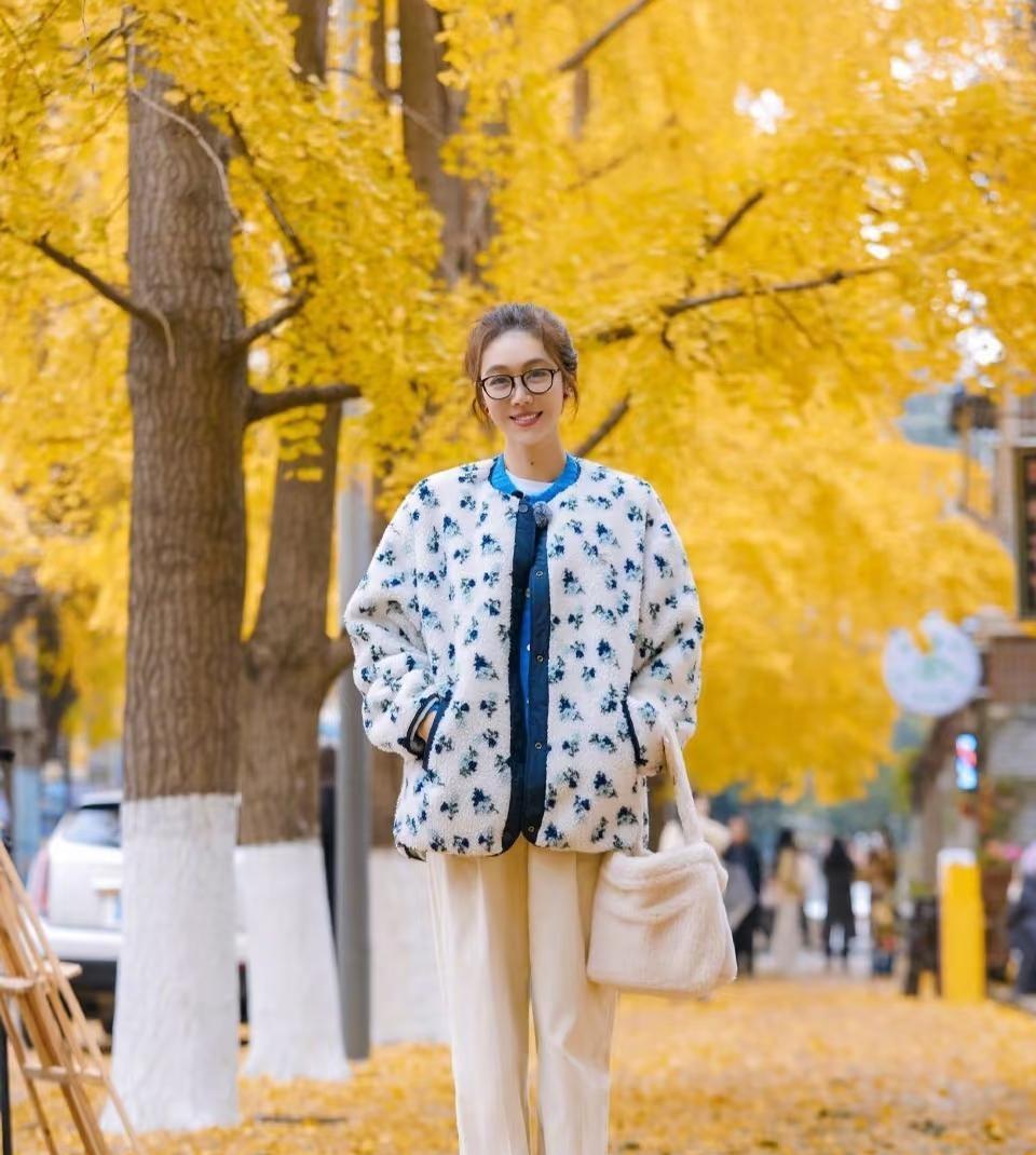 姜妍这哪是带货？这简直是给整个时尚圈打了一剂“兴奋剂”，用数据直接完成了降维打