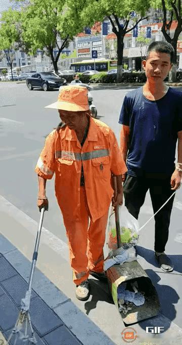 有时候，当我们觉得过得太难了，真的快撑不下去了就看一看西安40℃高温天，牵着比