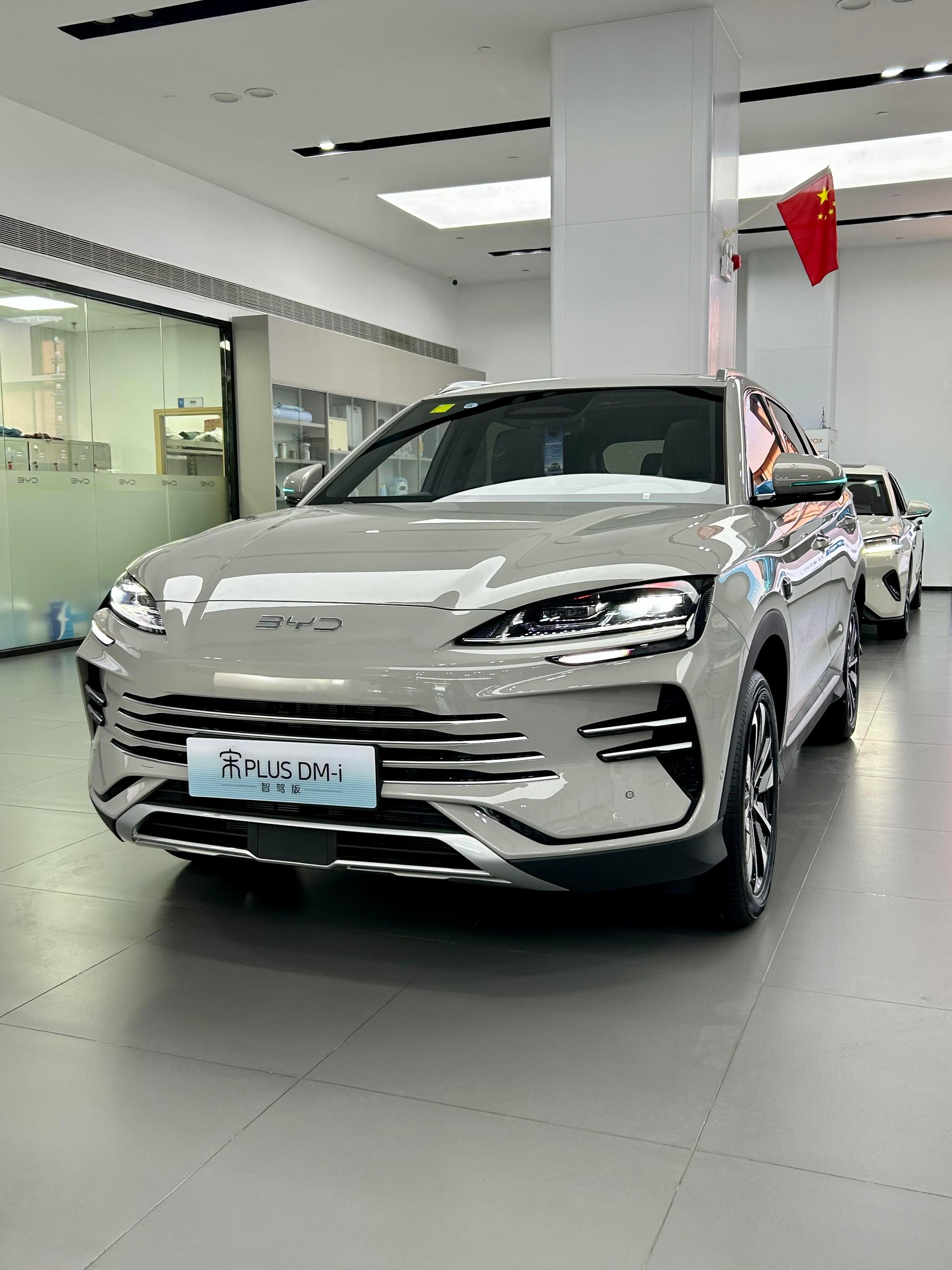 比亚迪宋PLUSDM-i定位家用插混SUV，油耗低，市区通勤成本便宜。车内空间