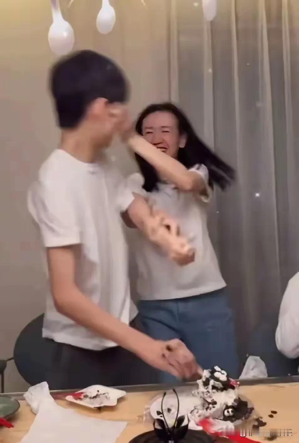 儿大避母！董洁和儿子没有母子间的边界感，从小就把儿子当恋人，会因为儿子吃饭看别人