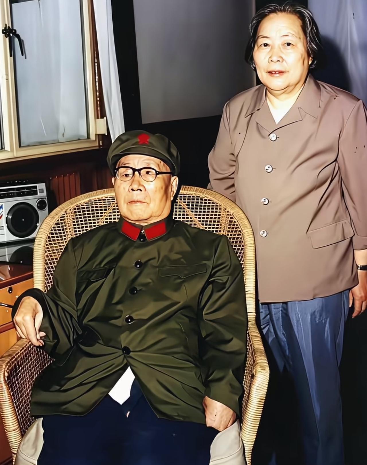 70年代，刘伯承元帅和夫人汪荣华的一张合影，她是一个老红军，参加过长征￼￼￼，温