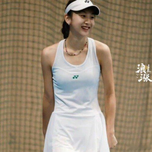 近日，在社交平台发文，晒出17岁的女儿森碟（田雨橙）打网球🎾的照片🎥，森碟身