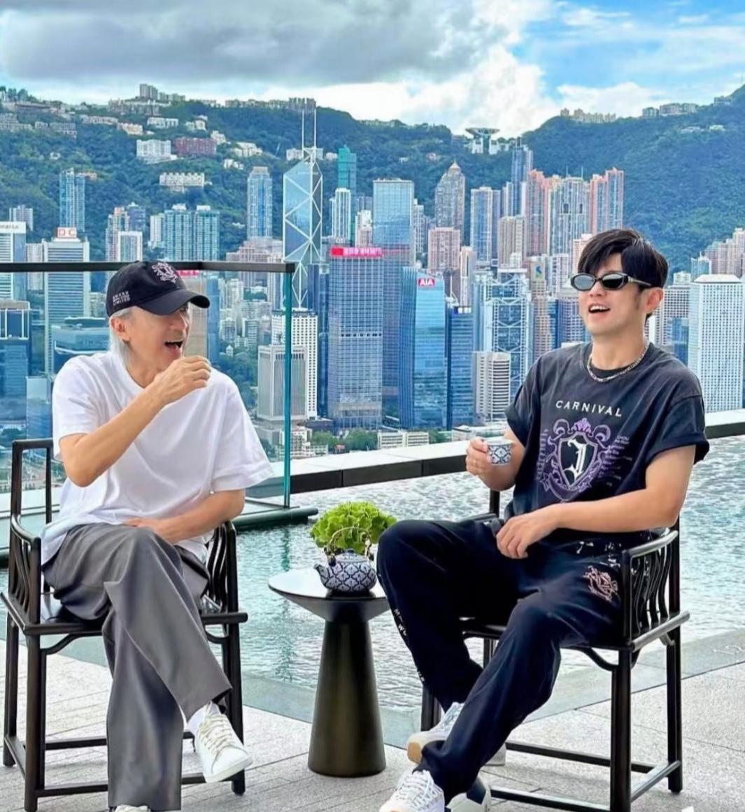 周星驰和周杰伦在香港见面聚会，星爷的变化好大，脸好奇怪，都快认不出是他了！[捂脸