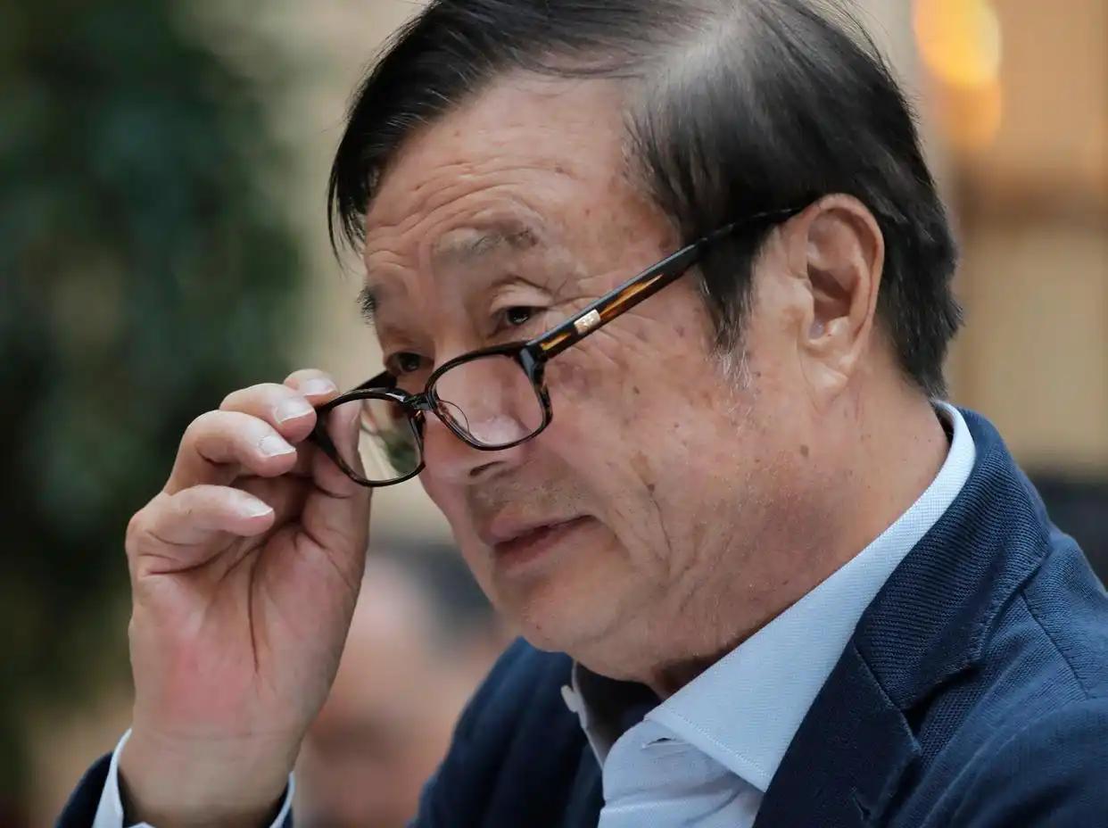 真诚的建议大家：“看书，大量地看书，尽快。不要看普通文学，看政治、历史、人物自传