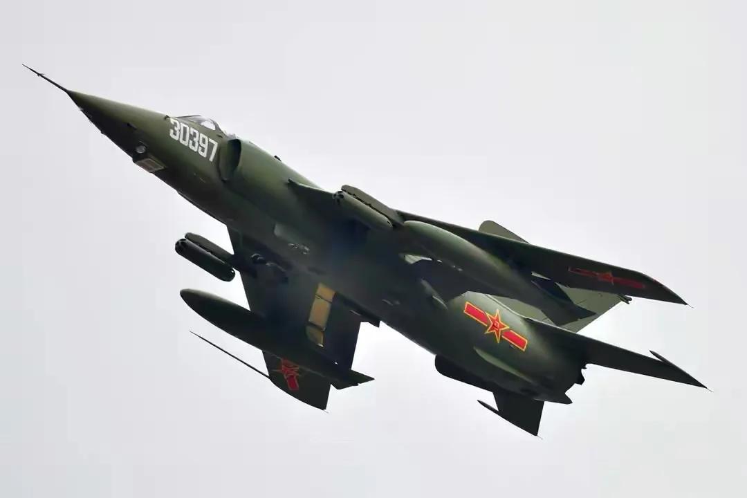 2012年，一架空军强-5D战机正在降落，突然,3个起落架竟全部无法放下，飞机被