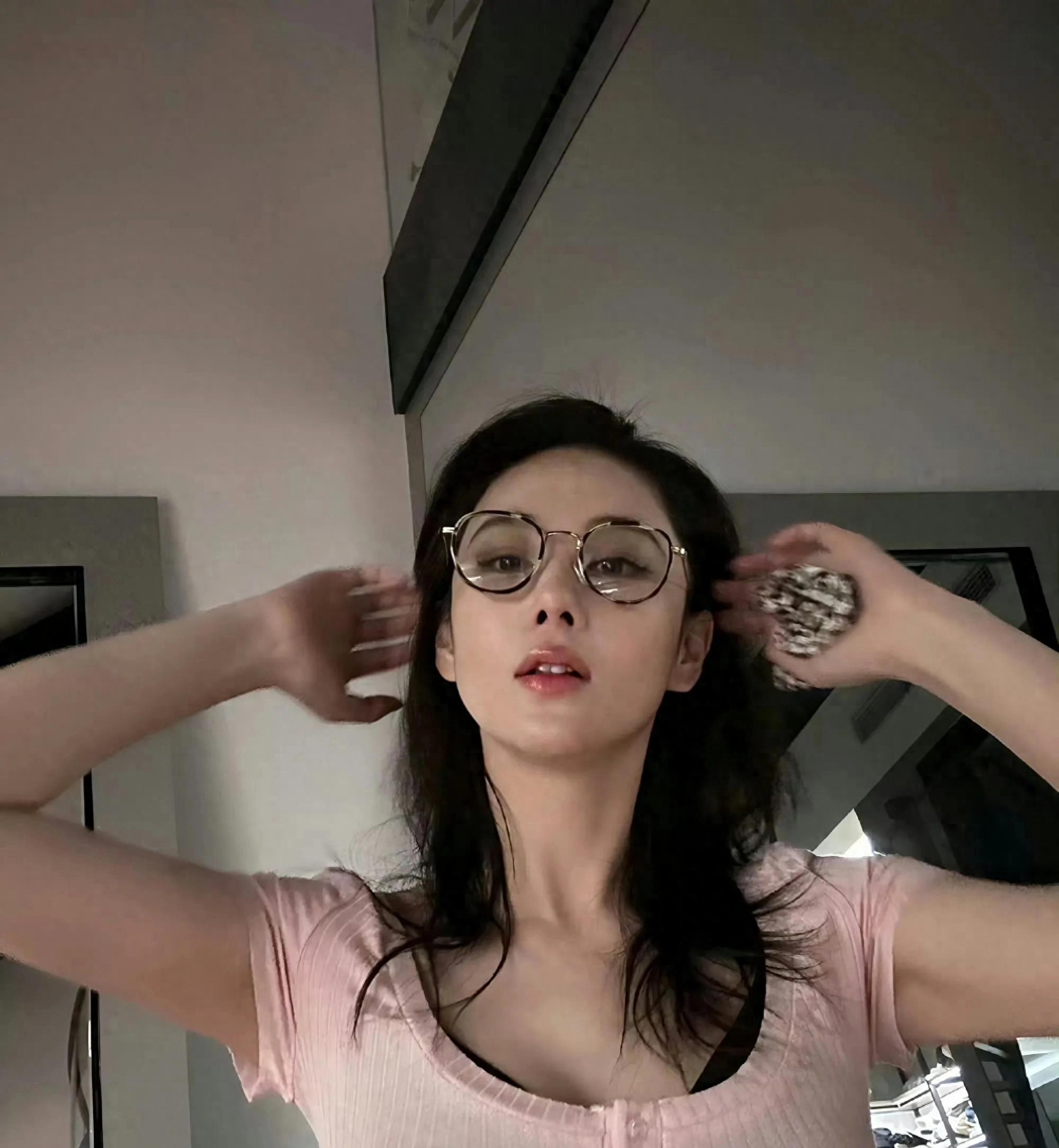 38岁张馨予身材真爆炸而且又变美了！