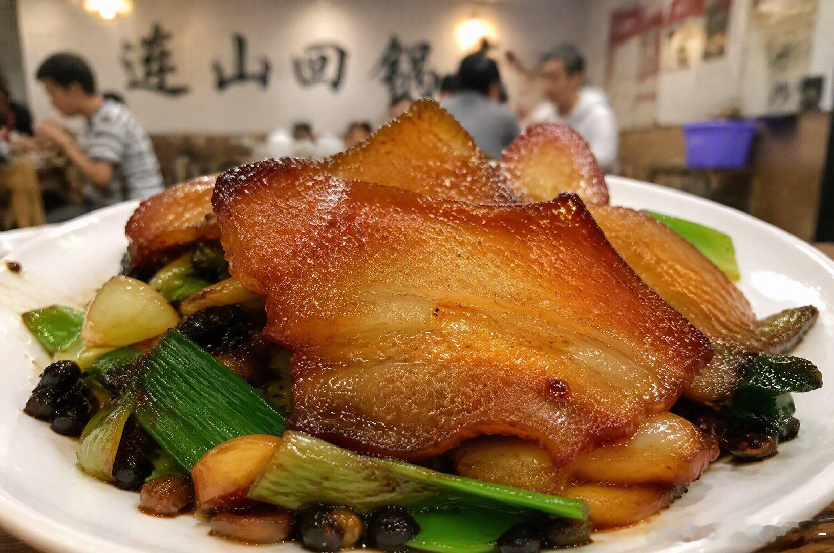 回锅肉卖到105元三片，听着确实有点吓人。但仔细看看，每片生肉就有七八两重，三片加起来超过两斤，这分