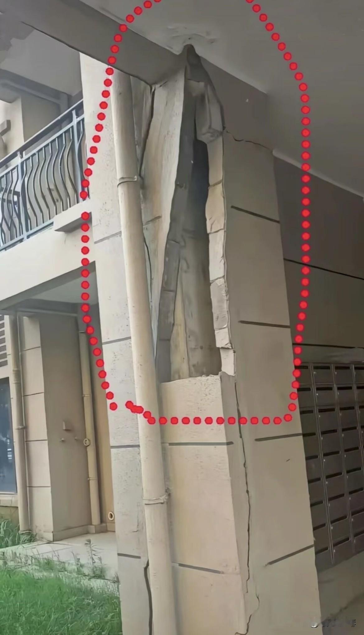 这柱子裂成这样，我还能安心回家吗⁉️这墙柱裂得也太有“艺术感”了，简直是给大