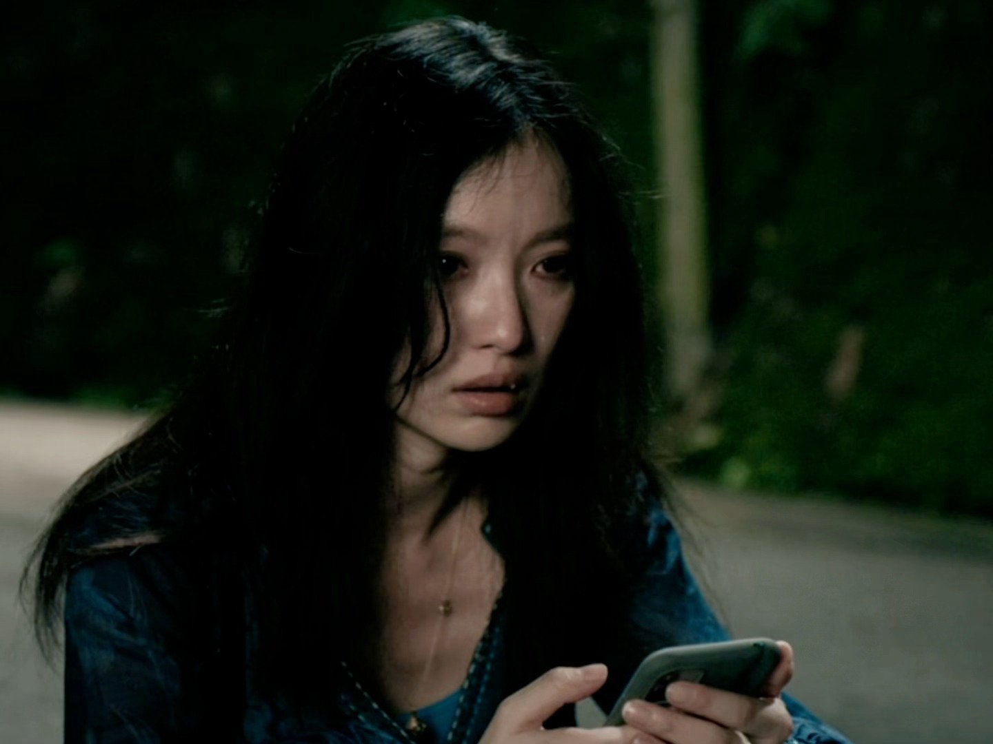 倪妮一把握住了粉丝的手倪妮隔空摸头粉丝倪妮和粉丝的双向奔赴太好磕了！粉丝送礼物