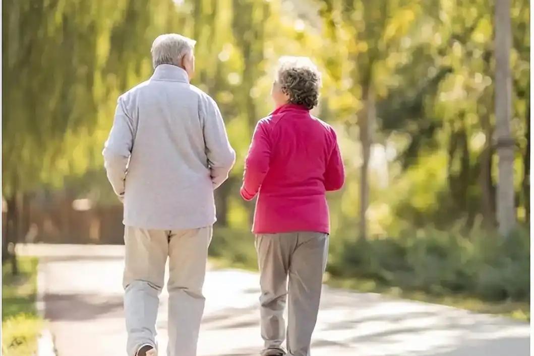 散步半个小时错了？医生提醒：过了62岁，散步要尽量做到这5点不少人一退休，就