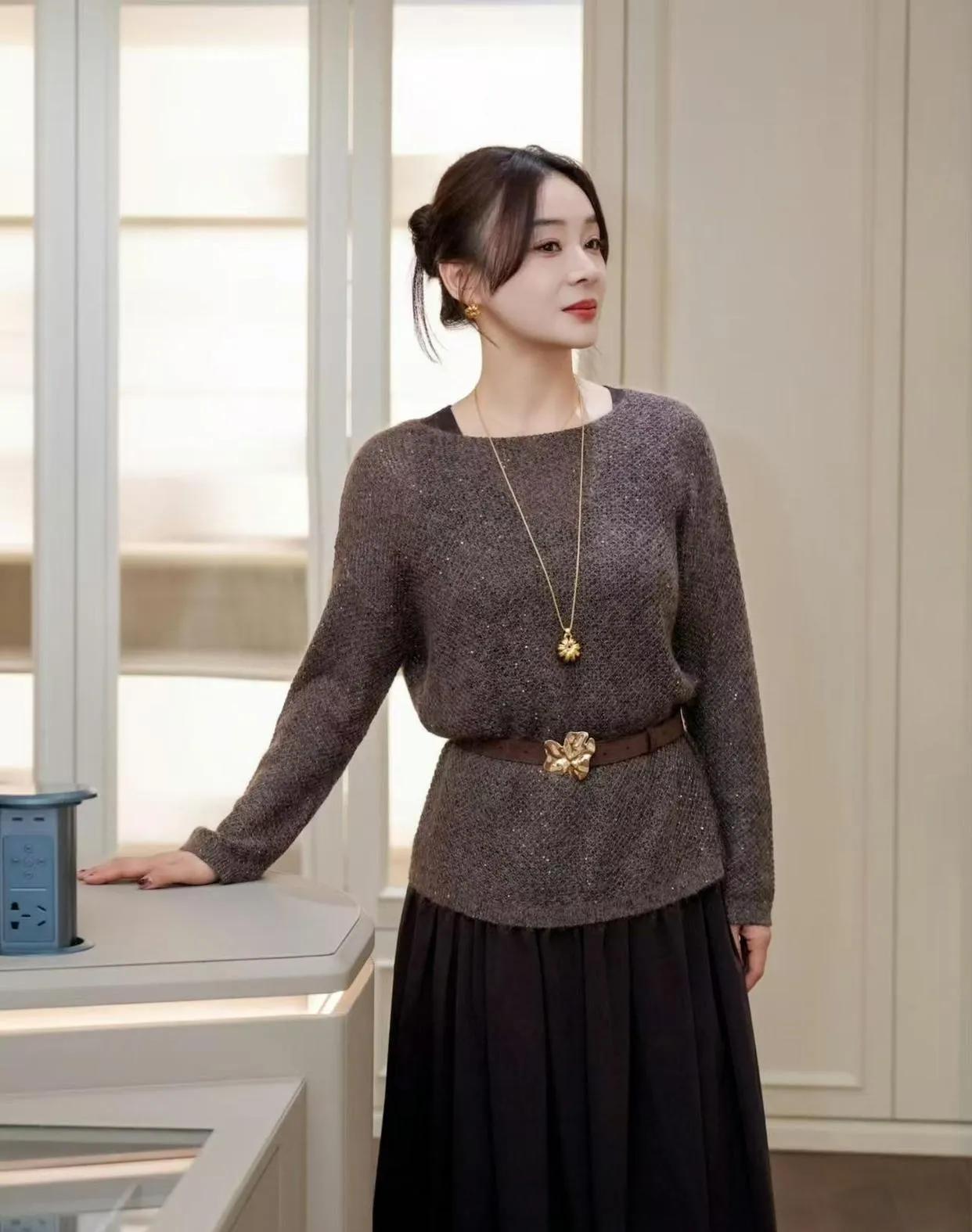 袁姗姗的“针织衫+半身裙”火了！🔥棕色针织衫+同色系半身裙，再用金属腰带强调