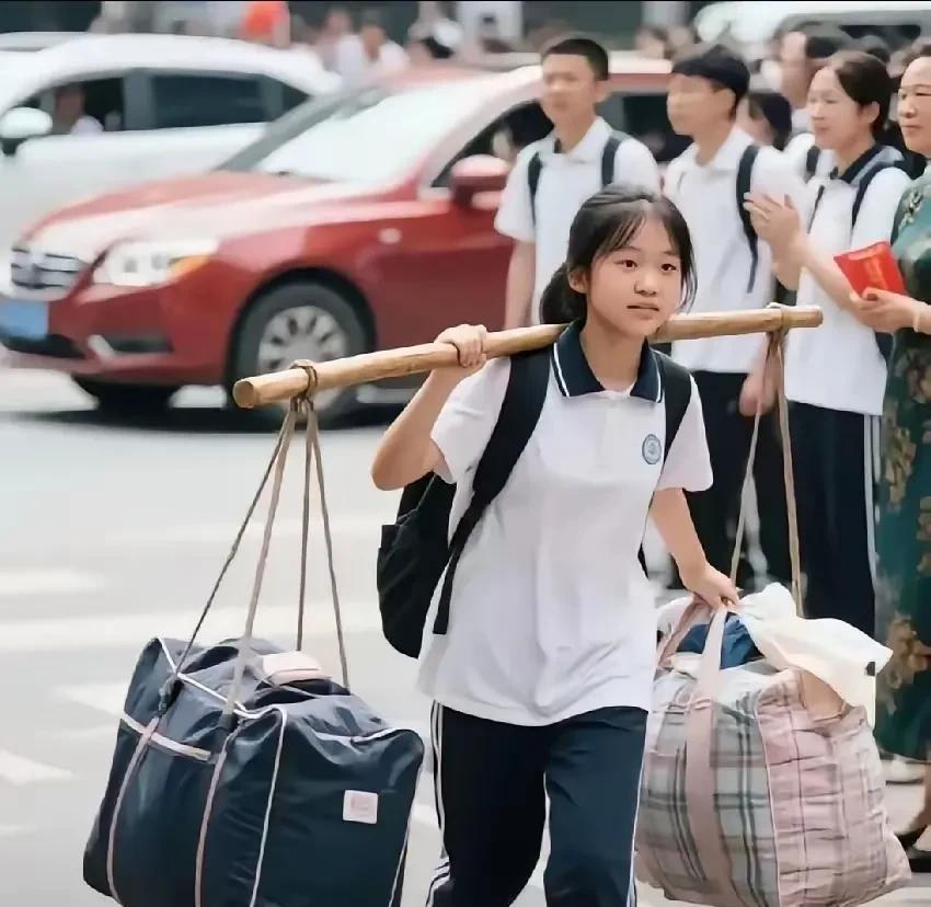 广西桂林高三毕业生刘同学，挑着行李独自回家。高考结束后，刘同学没有等待家