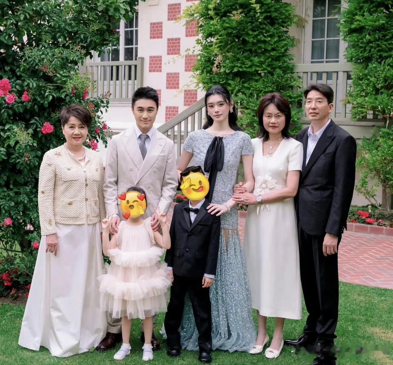 四太梁安琪，太开心了！5月31日，深夜，何猷君晒出婚礼晚宴的现场照片，真的是迫