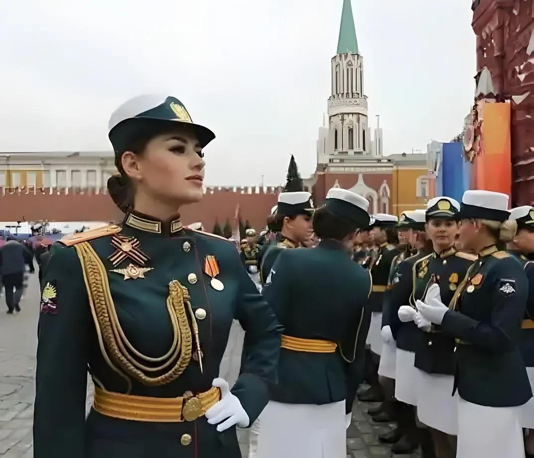 很多网友认为，俄罗斯没必要搞莫斯科红场阅兵纪念活动。第一、俄乌冲突三年，俄罗斯