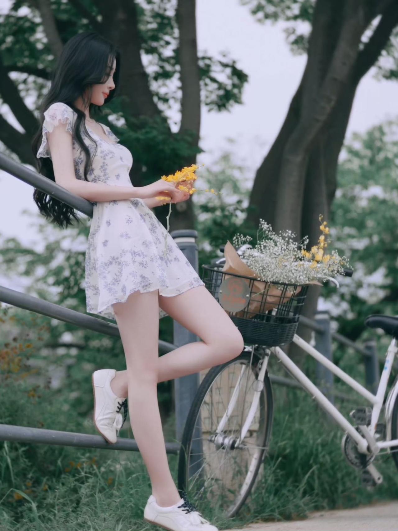 薄荷绿碎花吊带裙+白色防晒开衫，主打一个清爽降温。透明果冻凉鞋搭配草编手