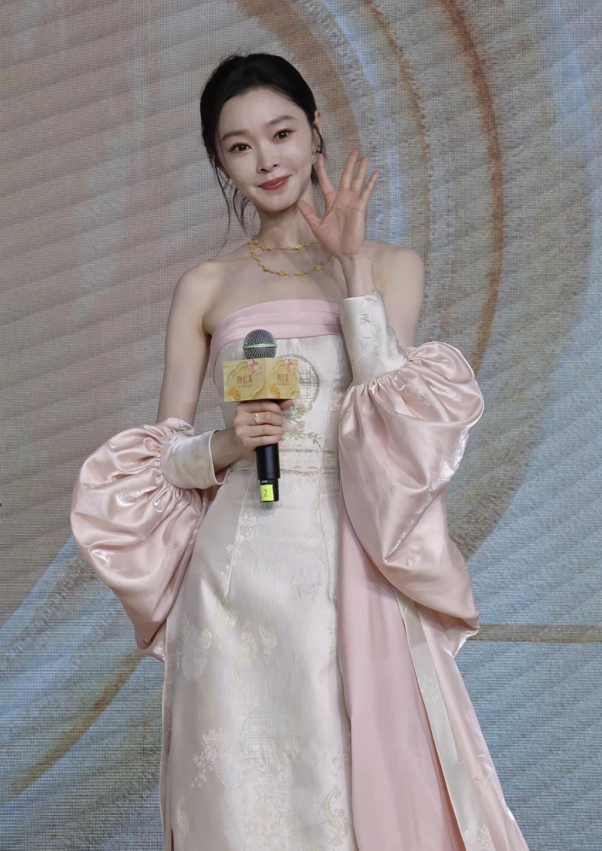 -宋轶把东方浪漫穿在身上了！粉白缎面礼服勾勒出温婉气质，泡泡袖设计添了几分灵动，