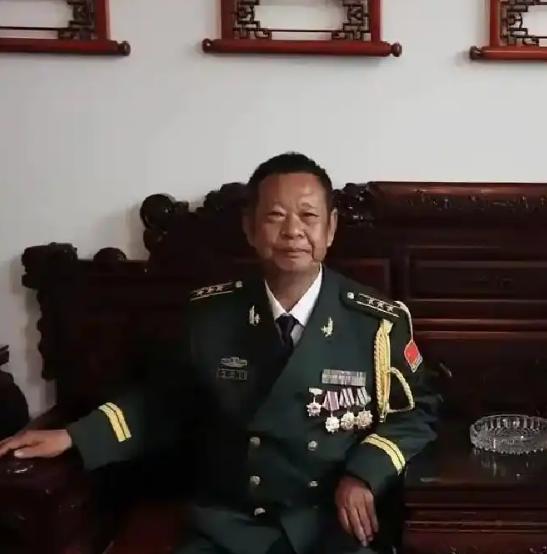 1982年，边防某部营区里出了个怪家伙杨国跃。连长觉得他基础不错，决定让他当班长