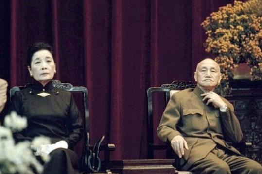 1969年蒋介石和宋美龄的一张合影，从蒋的状态来看应该是拍摄于9月份前，9月份以