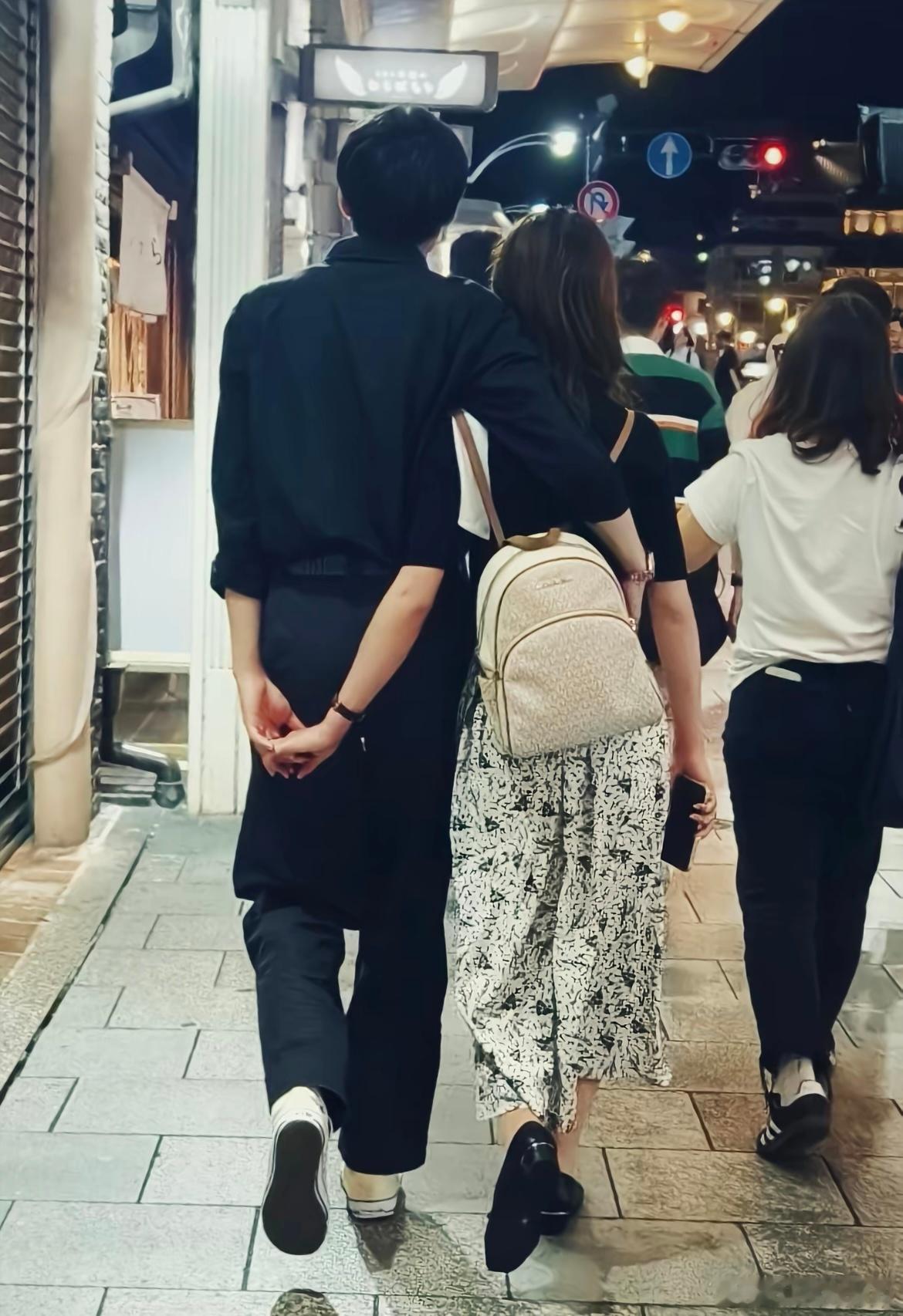 在日本鸭川拍到的一对好暧昧好幸福的情侣