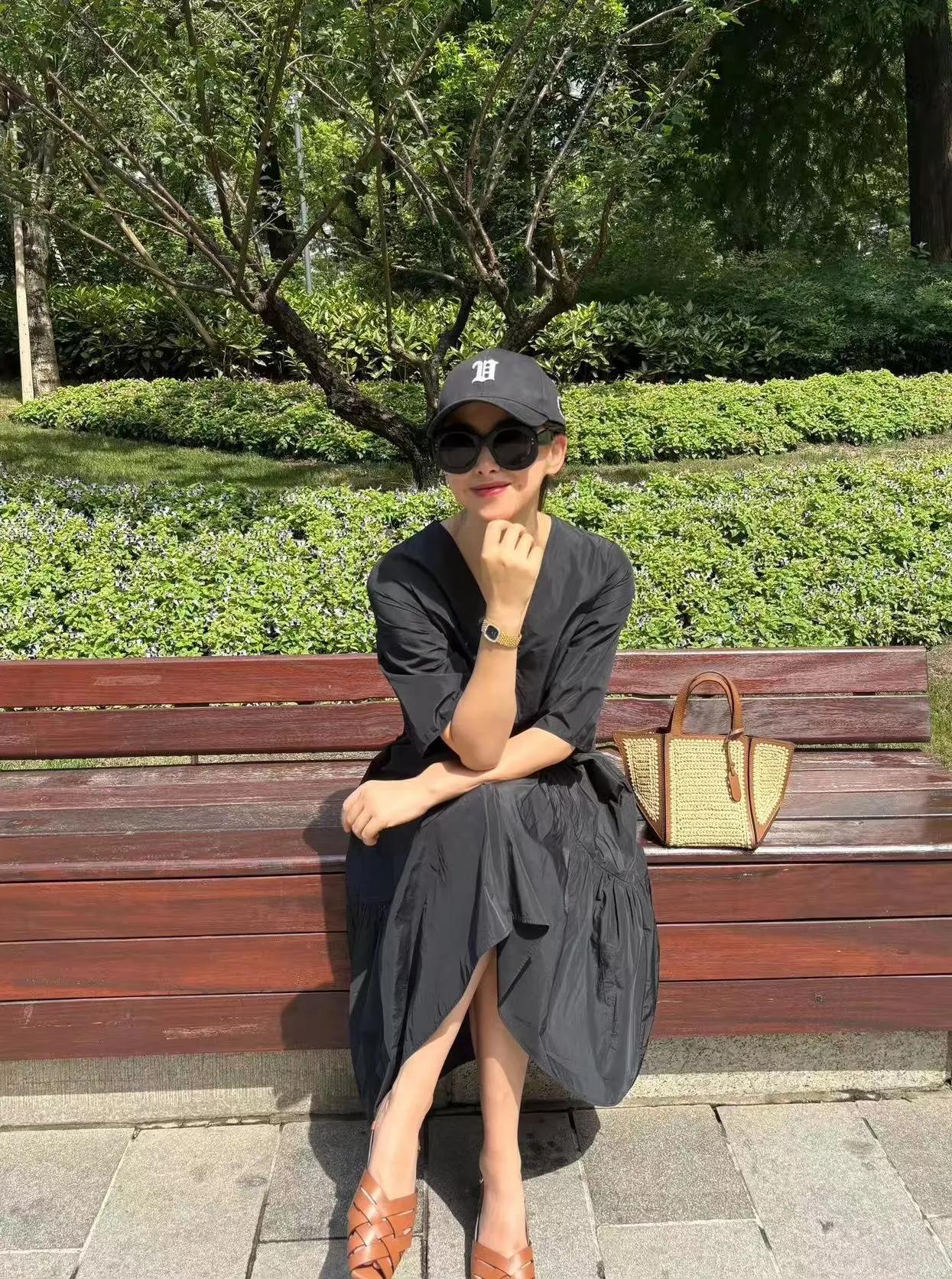 朱珠的夏日松弛感穿搭，直接美到我心巴上✨一身宽松的黑色V领连衣裙，自带慵懒