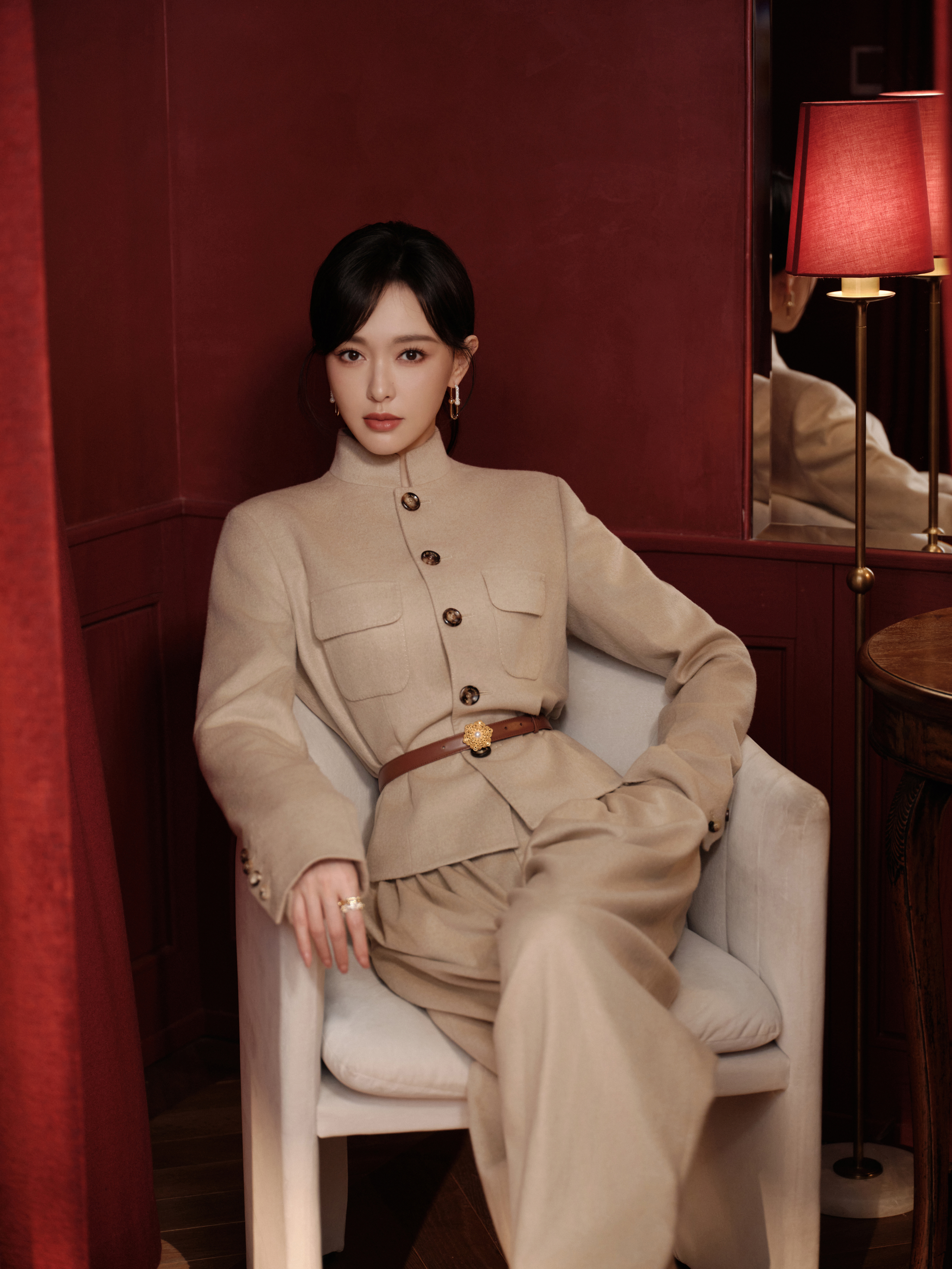 唐嫣时刻保持优雅姿态，赴一场东方雅宴。