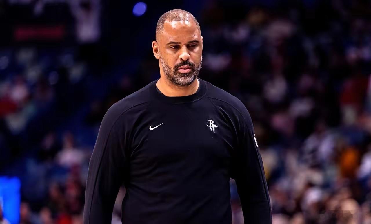 火箭高层这步棋，走得挺“独”。他们直接无视了主教练乌杜卡对防守的严苛要求，硬是把