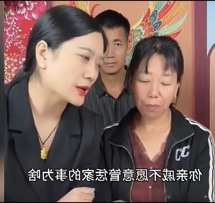 小故事！这个华姐是个，吹牛大王。为什么要这样说？在灵洋他家这场日