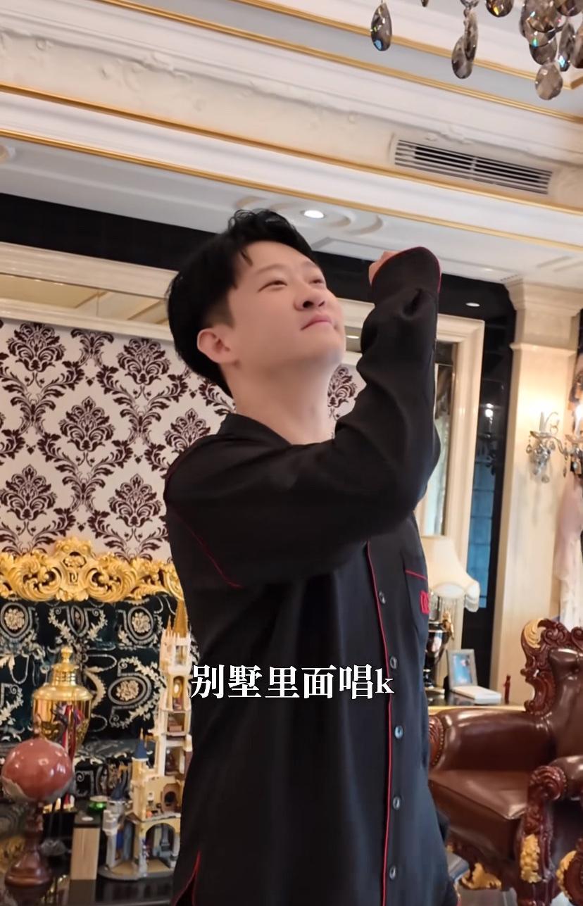 曹云金，这真的是别墅里唱k，水池里养龙鱼啊。