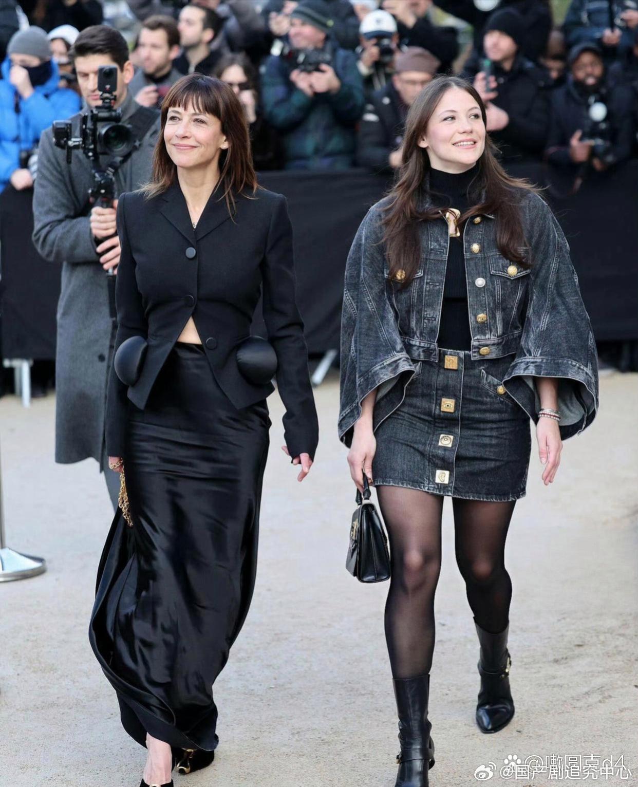 苏菲玛索和女儿一起亮相时装周，妈妈一身黑衣服，女儿一身牛仔衣，两人在一起像姐妹！