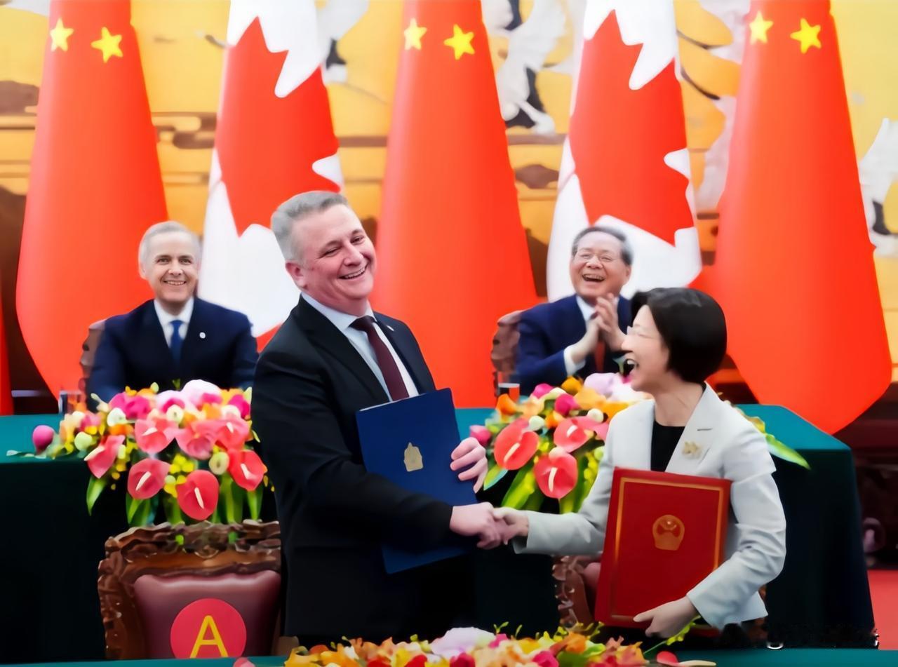 看看现场笑得合不拢嘴的样子，加拿大这次是真的想通了。一纸合约签下来，这就不仅