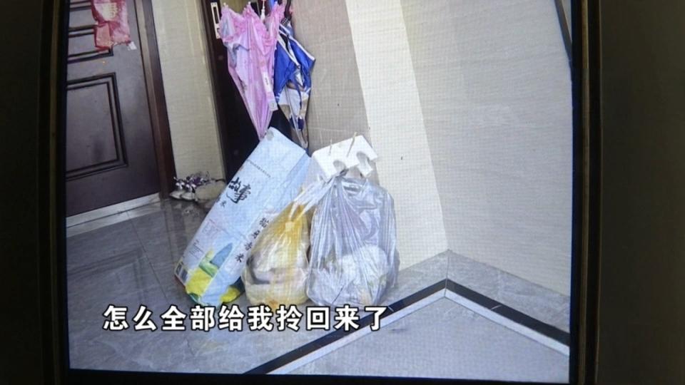 万万想不到！杭州一男子下楼扔垃圾，几分钟后原封不动出现在自家门口。（杭州一