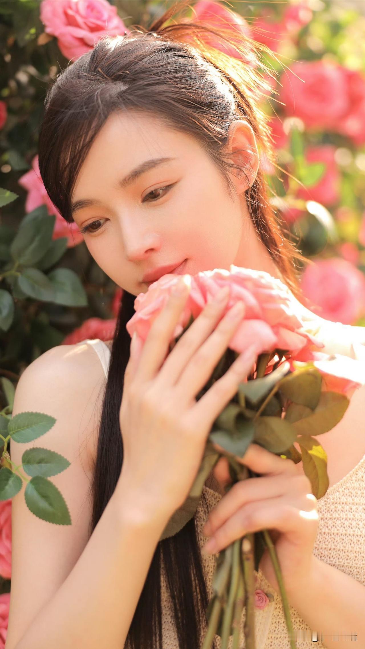 在花海中，与玫瑰的亲密拥抱🌹💕