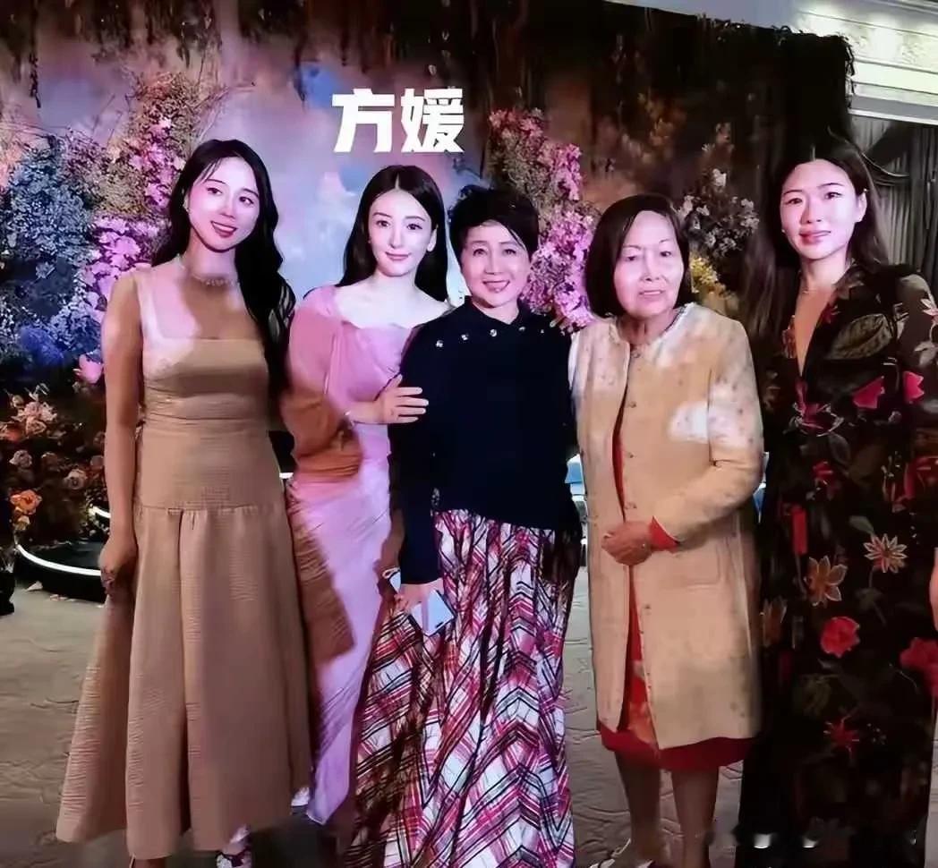 方媛真的混进了名流圈？一张合影撕开圈层最真实的一面最近澳门那场轰动港澳的名流答谢宴，让方媛再一次站上