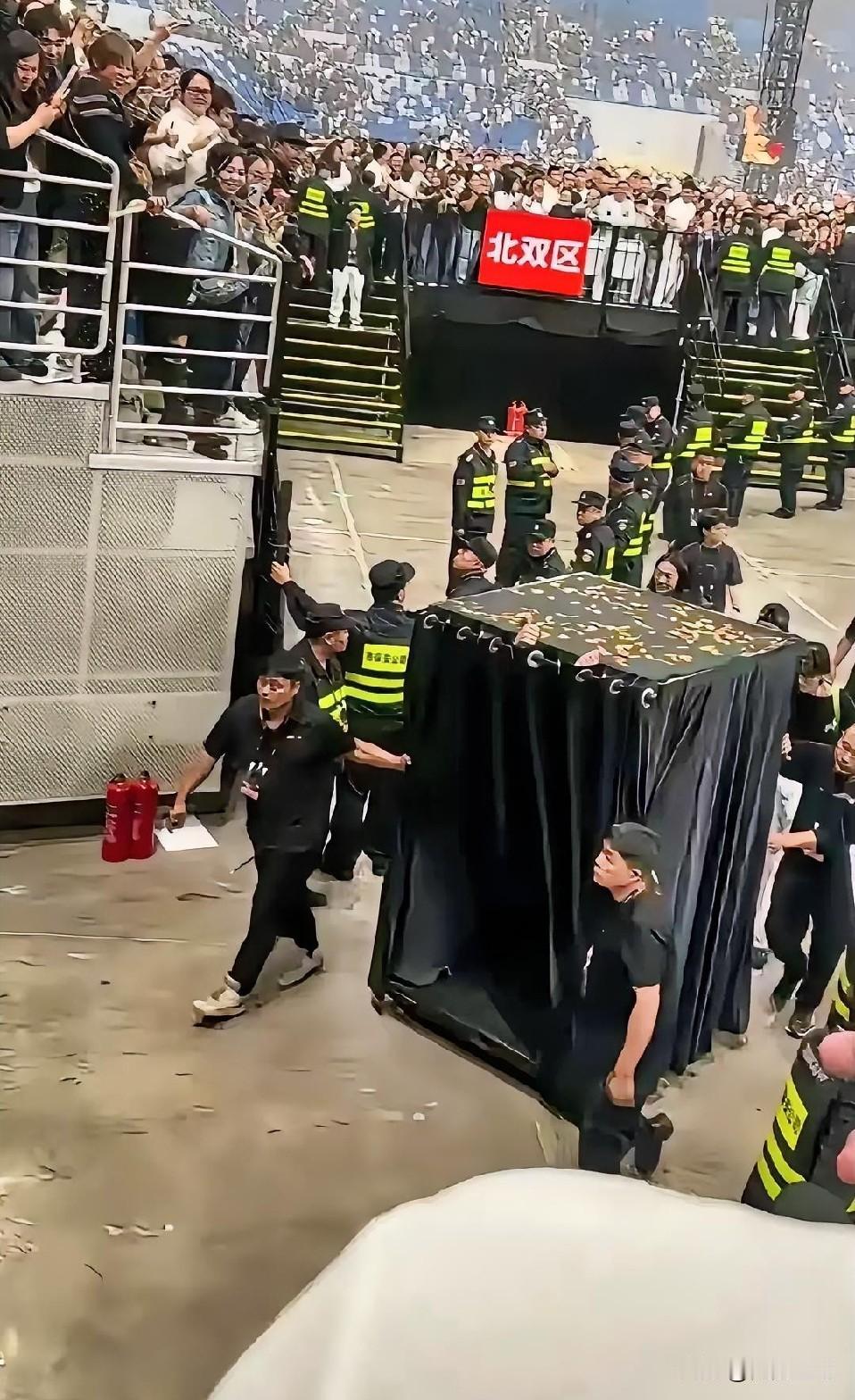 陈小春退场时，把自己放在一个移动的黑箱子里面，退场方式够新奇。他到底算不算顶流明
