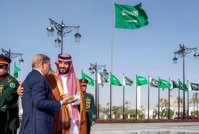 对巴基斯坦联合沙特和土耳其构建军事同盟，中国对此事应持谨慎态度：第一，土耳其是北