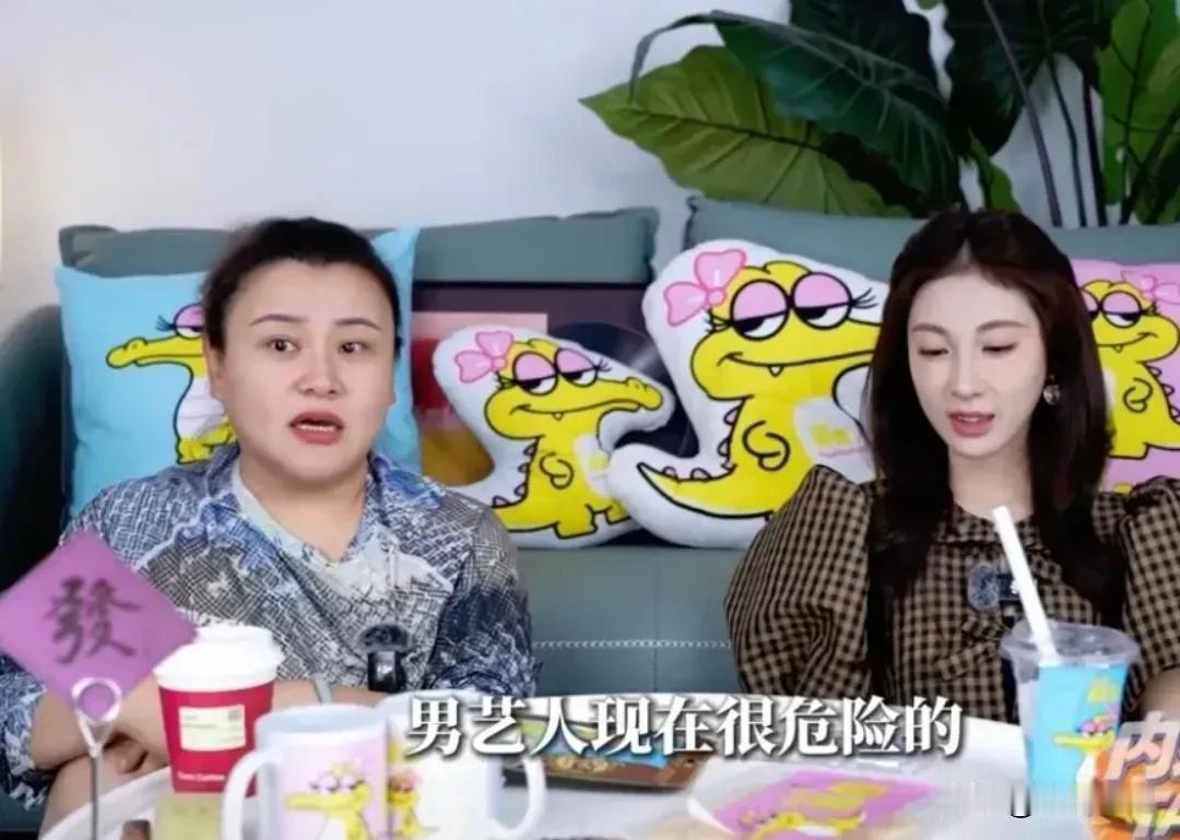 张小婉被经纪人一句话吓到了！近日，张小婉和经纪人一同参加访谈，聊到圈内现状