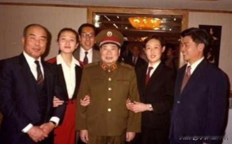 1990年，79岁的杨得志新婚，迎娶了石莉，结婚当晚，杨老将军握着石莉的手，动情