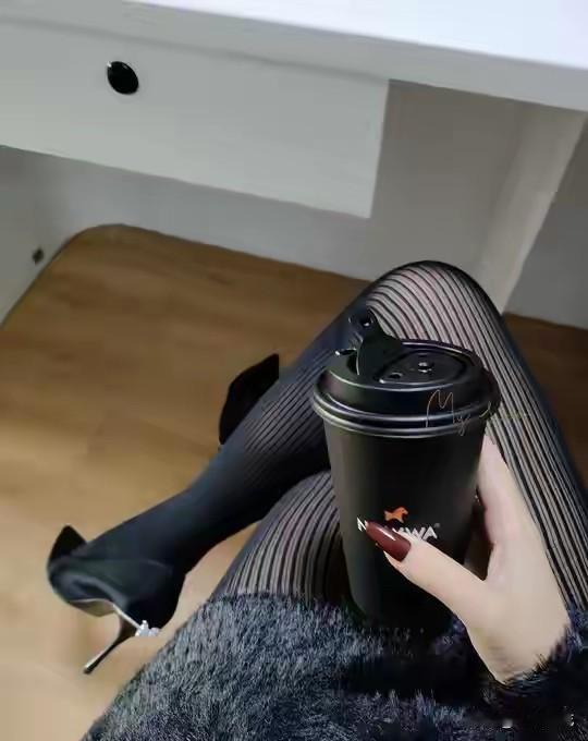 想让丝袜搭配得时尚不媚俗，还得体漂亮、端庄优雅，门道可不少。透肤度上，别选5D