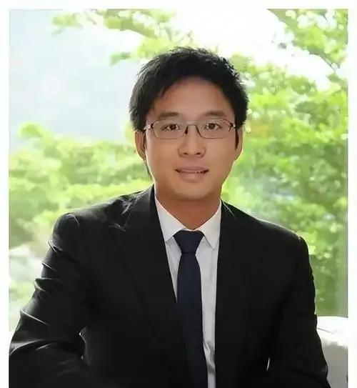 估计朱玲玲该睡不着了。老大娶了跳水冠军郭晶晶，老三也与泰国女友南风结婚。但