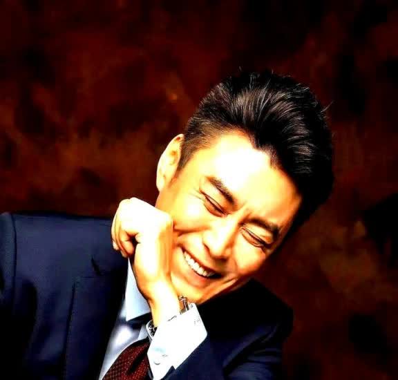 难怪朱媛媛说差点嫁给他，他年轻时穿军装的样子真帅，比辛柏青帅一万倍啊！要