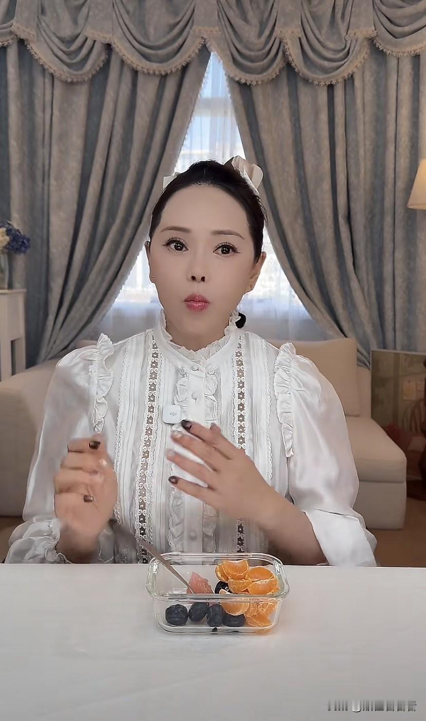 怪不得伊能静保持的这么好，就连吃水果都那么注重，她吃的水果基本都是含糖量很少的。