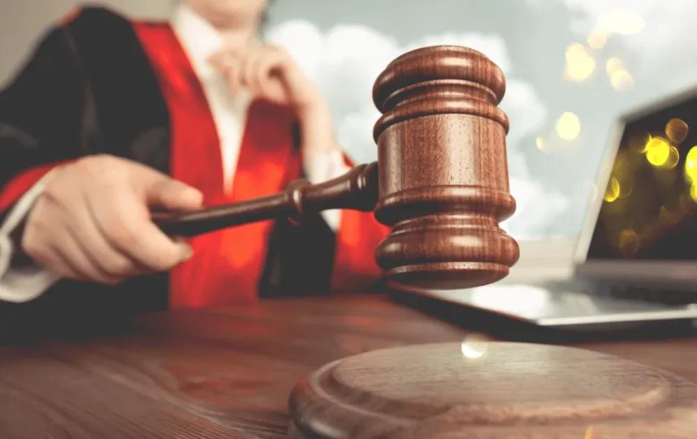 临沂农妇杨宝花为何敢到法院公然辱骂法官？看了澎湃新闻的报道，我们才知道案件的更